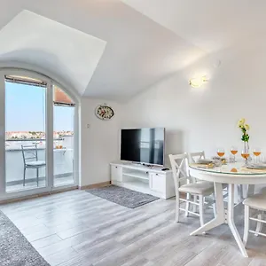 https://penthouse-zola-with-private-parking.pula-hotels.org
