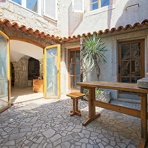 Charming Stone House Ferienhaus