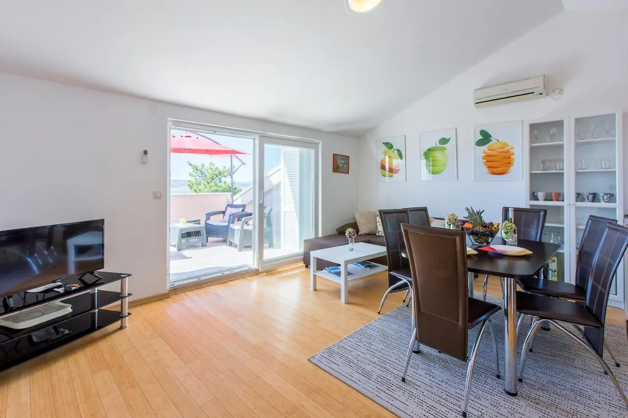 Apartments Robic Selce 0*,